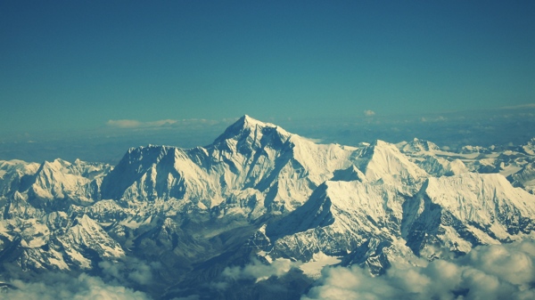 群山雪山天空云彩风景