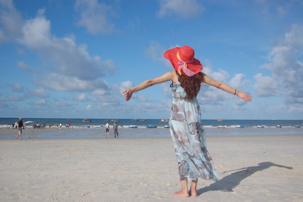 拥抱大海的红帽子女孩图片