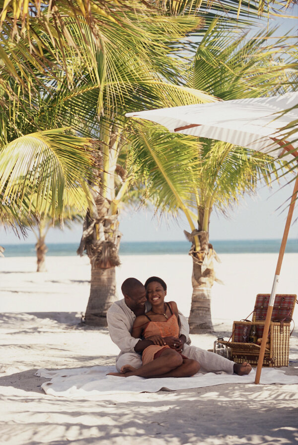 沙滩上拥抱的黑人夫妻图片