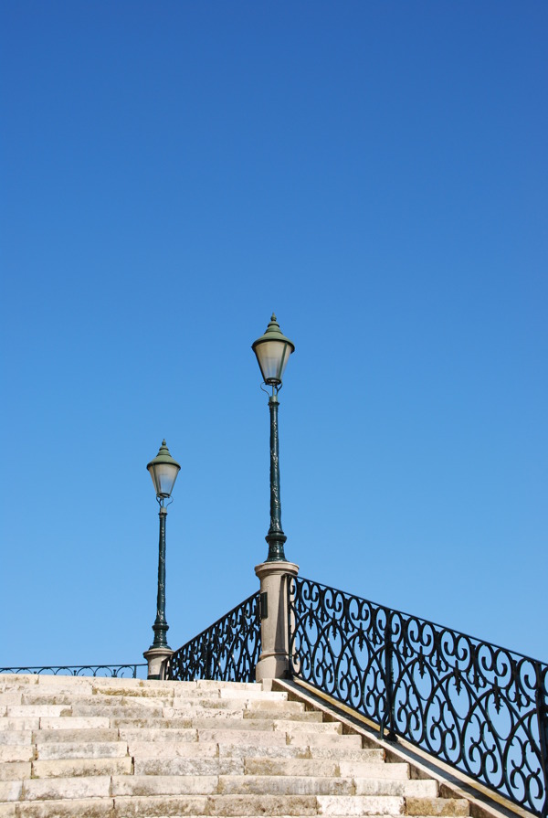 与传统的老式楼梯灯后蓝天