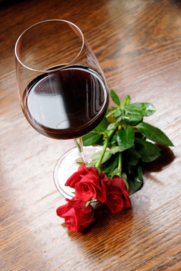 玫瑰花与葡萄酒图片