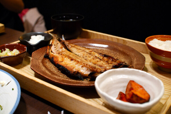 炭烤風乾竹筴魚定食图片