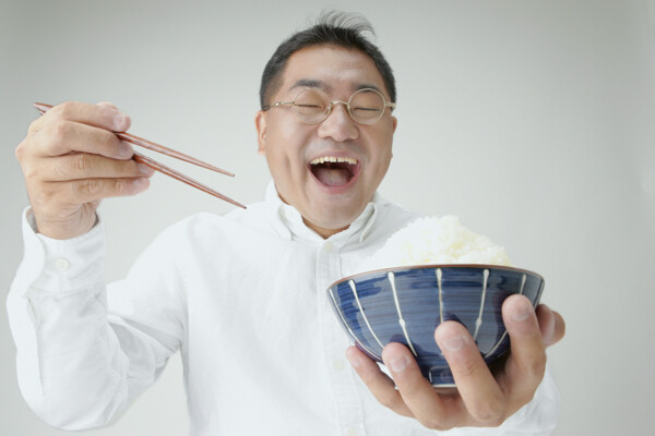 端着米饭的男人图片