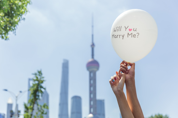 上海情侣手举求婚气球素材