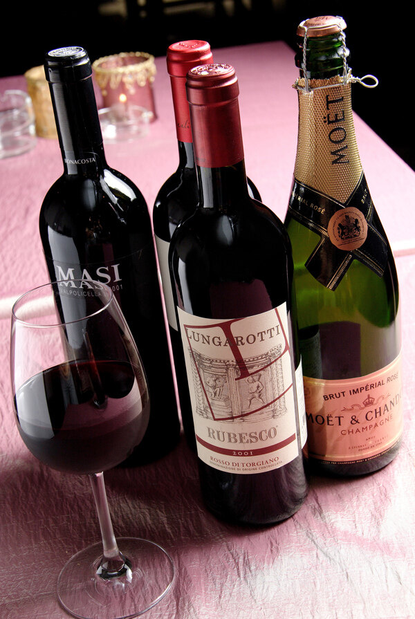 桌子上的葡萄酒和酒杯图片