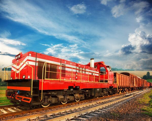 蓝天下的红色火车图片