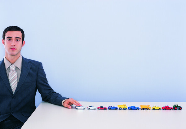 玩玩具车的商务男性图片