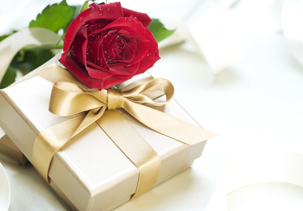 玫瑰花与礼物图片