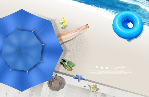 俯视海滩上的蓝色遮阳伞和泳圈