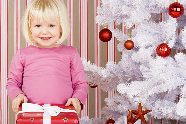 圣诞树旁的可爱小女孩图片