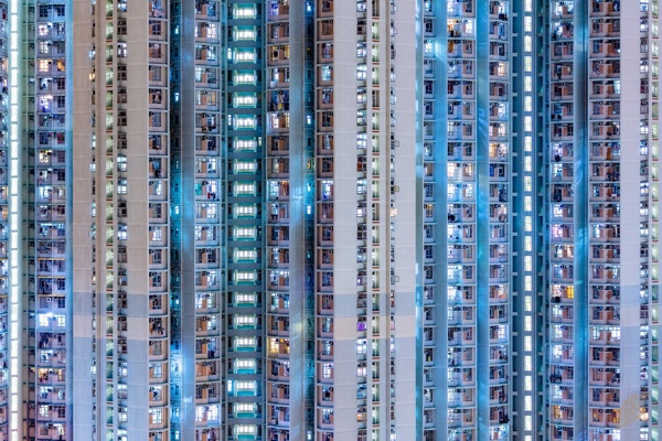 香港城市建筑垂直的亚洲公寓窗口