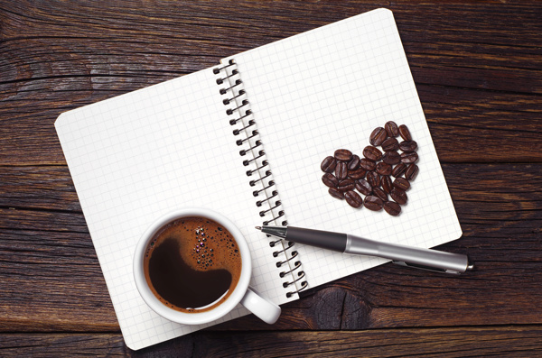 心形咖啡豆与记事本图片