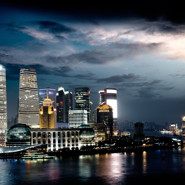 傍晚时分的城市高楼和江河图片