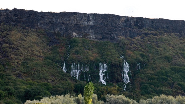 山崖上的瀑布图片