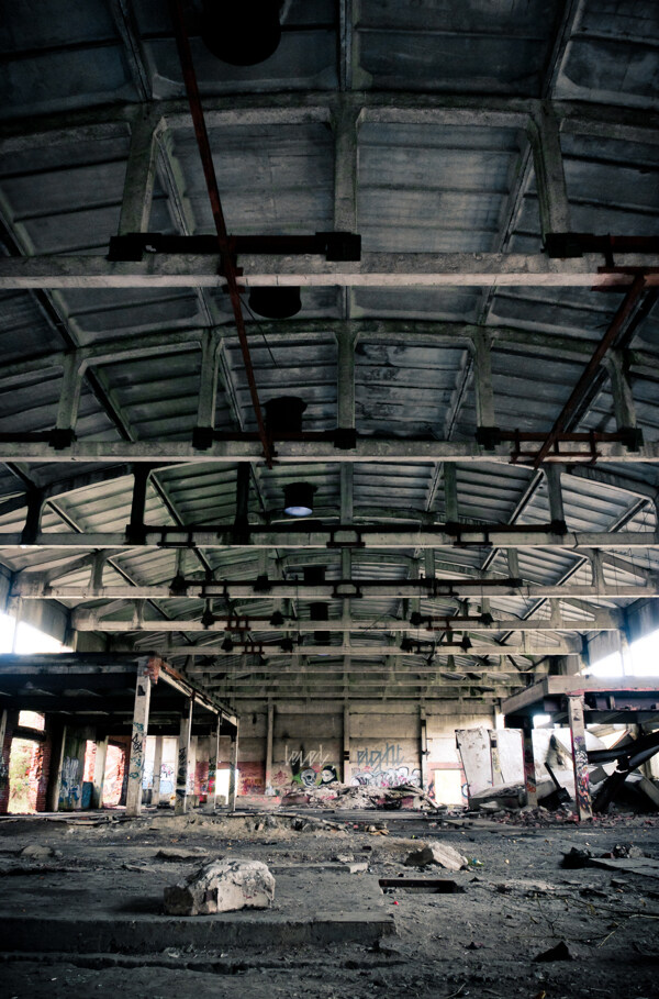 废弃后的厂房图片