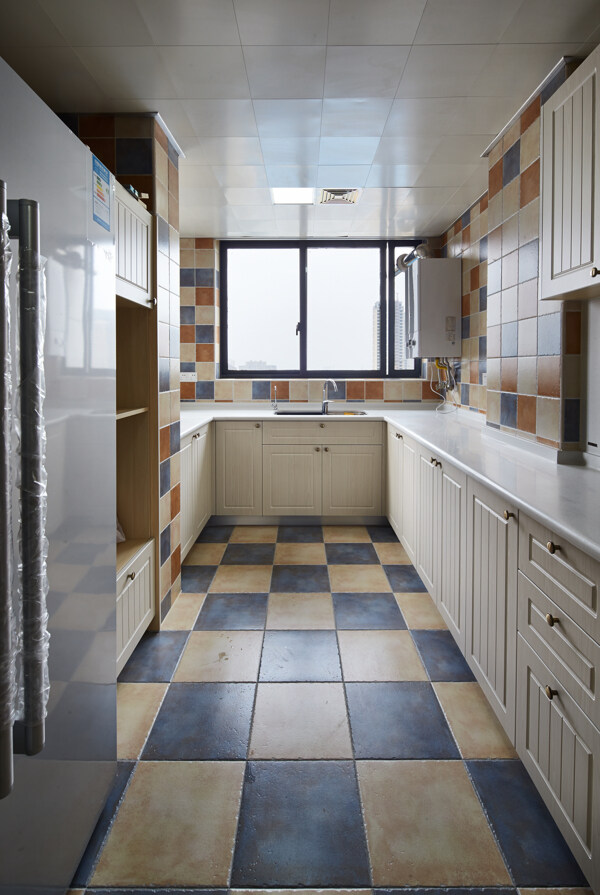 欧式经典复古风厨房彩色瓷砖装修效果图