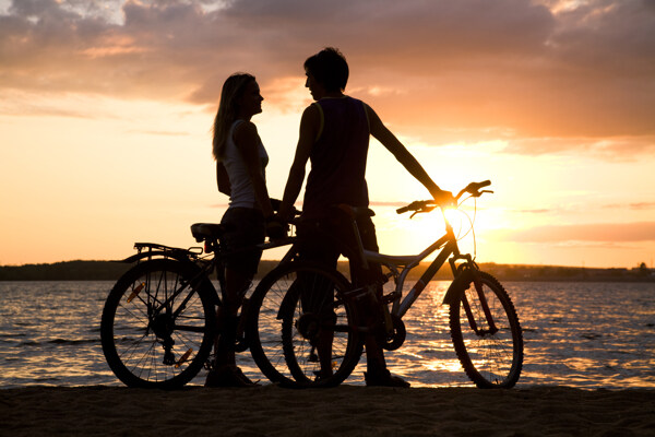 海边交谈的情侣和自行车图片