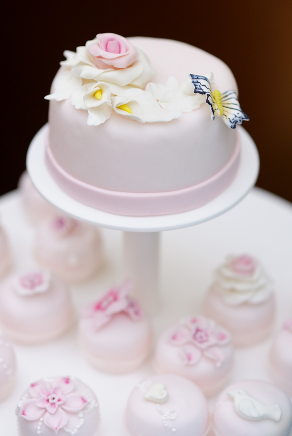 粉色奶油婚礼蛋糕图片