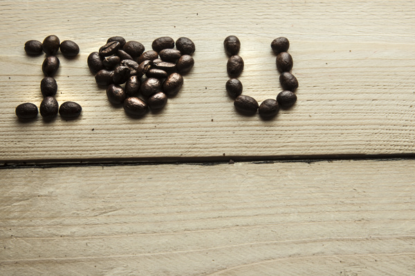 咖啡豆组成的LOVE图片