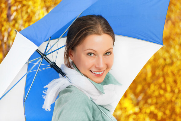 打伞的时尚美女图片