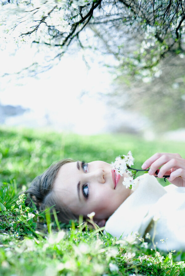 躺在草地上的美女图片