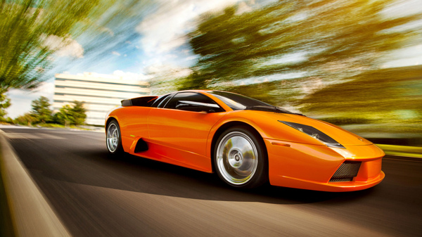 飞速的橙色跑车图片