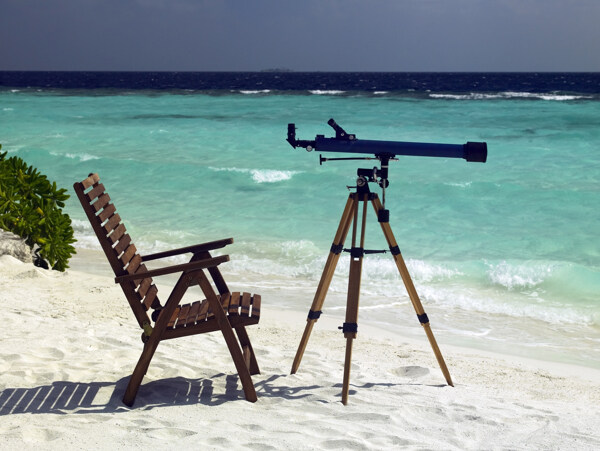 沙滩上的椅子和望远镜图片