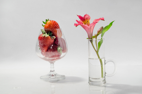 酒杯里的花朵与草莓图片