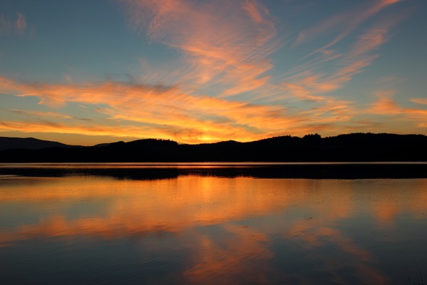 黄昏日落湖面