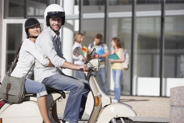 骑摩托车的大学生情侣图片