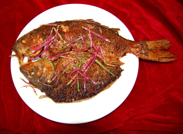 新疆地方特色美食烤鱼图片