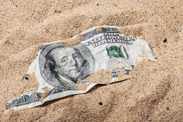 埋在沙子里的美元图片