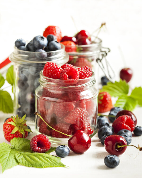 树莓蓝莓腌制的水果图片