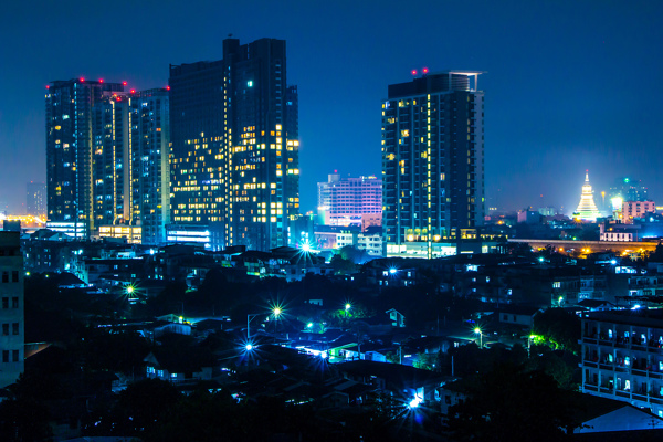 闪烁的高楼大厦夜景图片