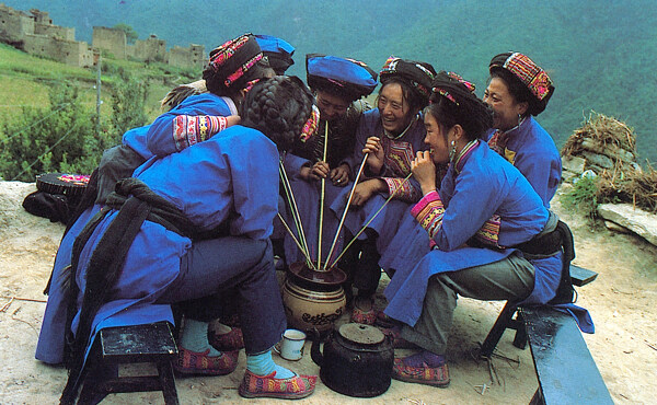 羌族妇女喝丰收酒图片
