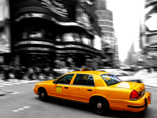 急速行驶的出租车图片图片