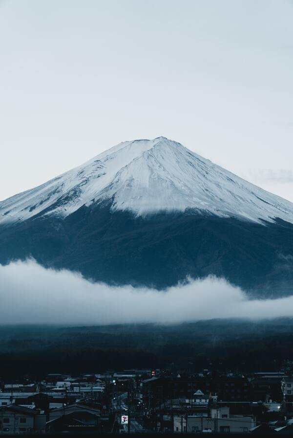 湖面上的富士山火山