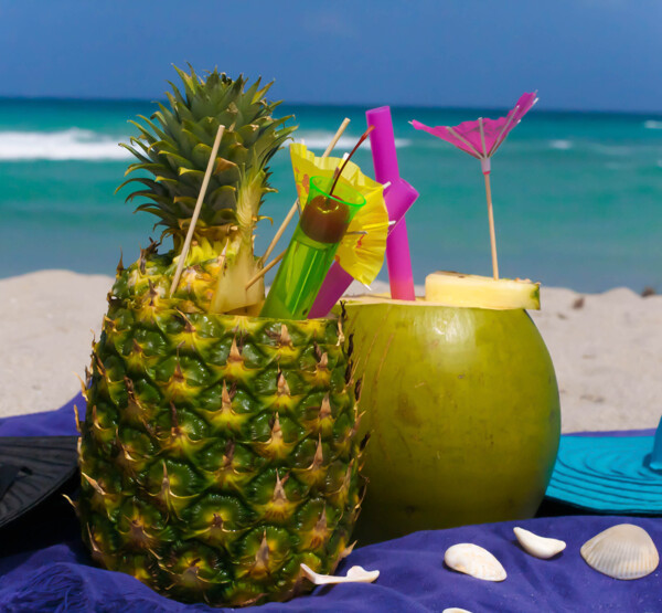 菠萝与椰子果汁图片