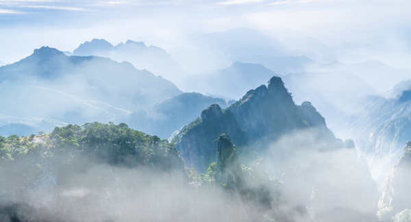 深山雾霭风景图片