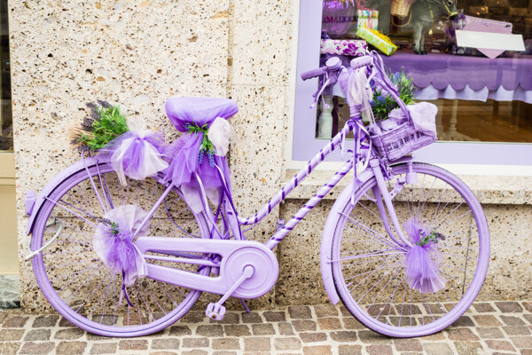 紫色自行车与花束图片