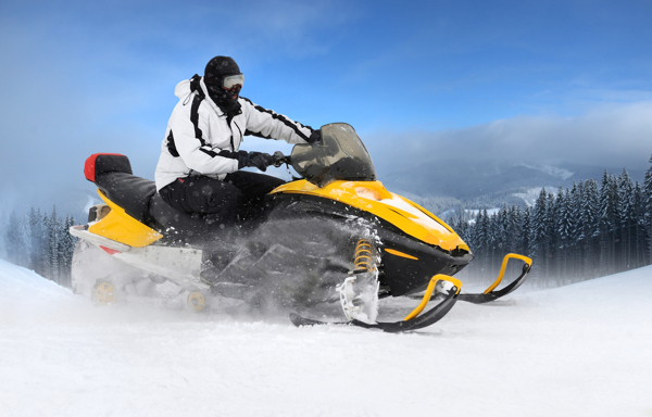 雪地里的摩托雪橇图片