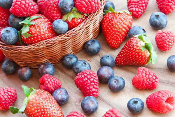 草莓与蓝莓桑葚