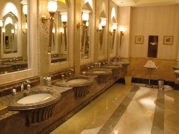 迪拜塔酒店的卫生间图片