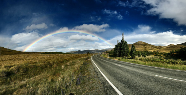 马路尽头的彩虹