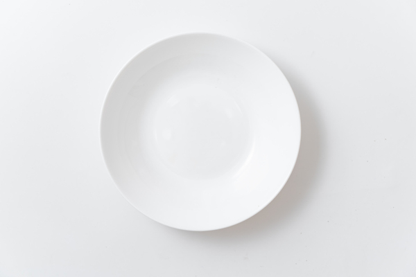 一个白色空白盘子