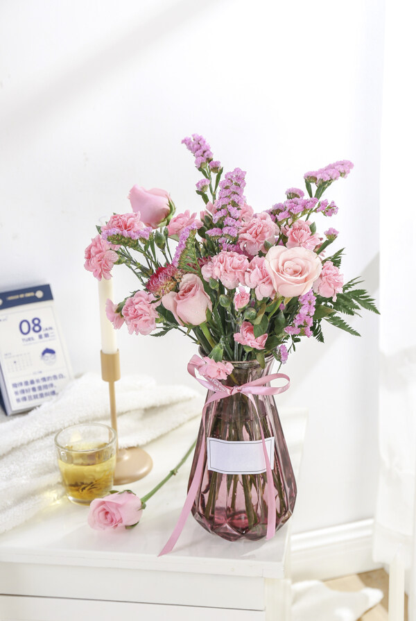 粉色玫瑰瓶插花