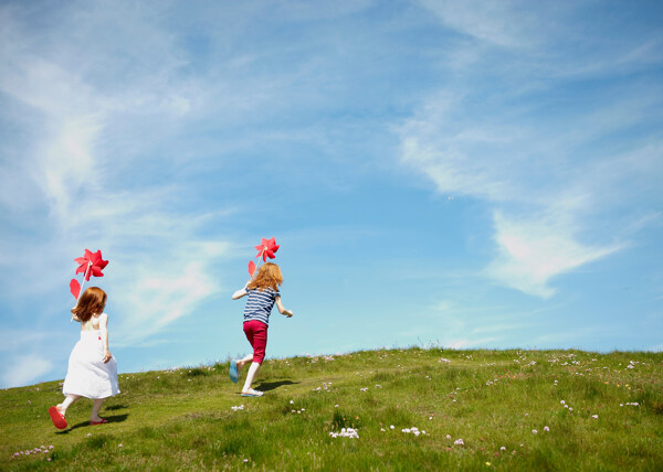 草地上奔跑的孩子图片