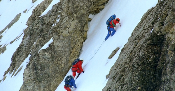 攀登雪山登山高清视频素材