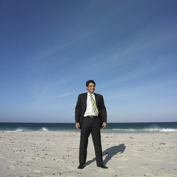 沙滩上的商务男性图片