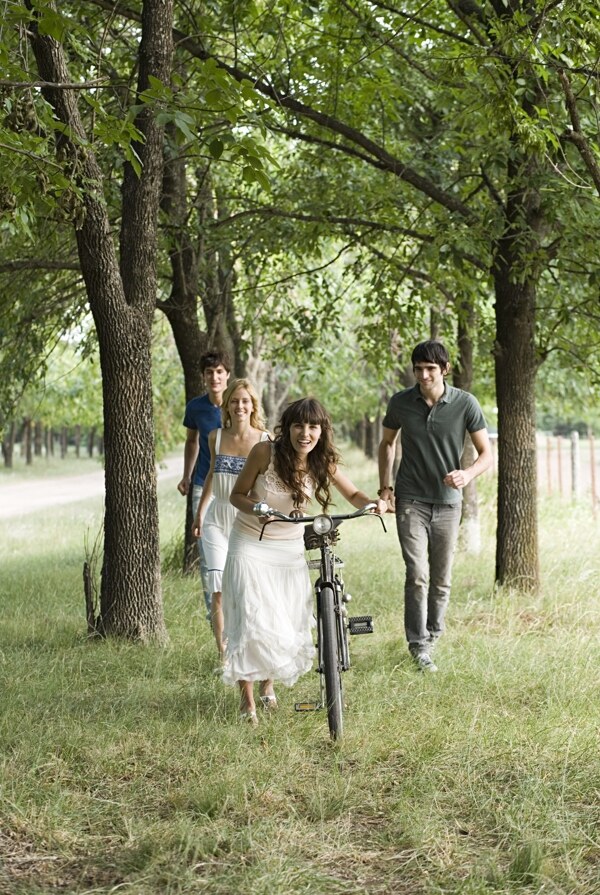 推着自行车的男女青年图片